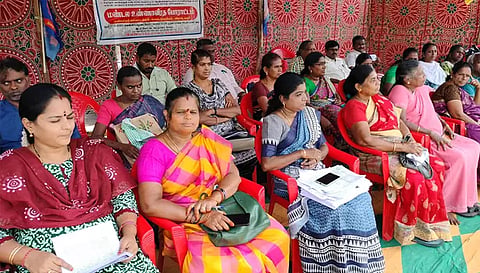 உண்ணாவிரதம் இருந்த எய்ட்ஸ் கட்டுப்பாட்டு ஊழியர்கள்.