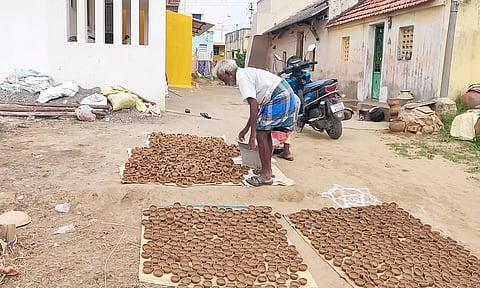 தீப திருவிழாயொட்டி அகல் விளக்குகள் தயாரிக்கும் பணி தீவிரம்