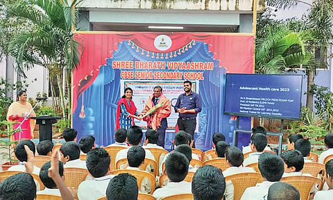 அகரம் பாரத் வித்யாஷ்ரம் பள்ளியில் மாணவர்களுக்கு விழிப்புணர்வு நிகழ்ச்சி நடந்த போது எடுத்த படம்.