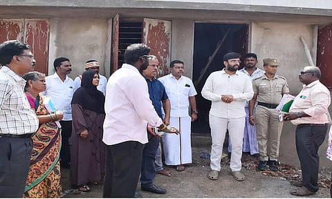 இலங்கை தமிழர்களுக்கு வீடுகள் கட்டப்பட்டு வருவதை கலெக்டர் அருண் தம்புராஜ் பார்வையிட்டு ஆய்வு செய்த காட்சி.