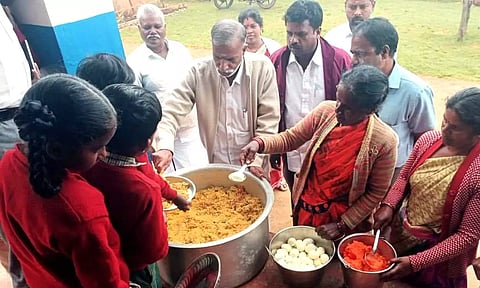பள்ளி மாணவர்களுக்கு சிக்கன் பிரியாணி- ஊட்டி யூனியன் தலைவர் மாயன் அசத்தல்