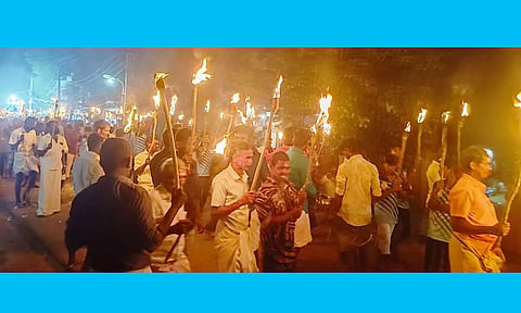முத்தாலம்மன் ஊர்வலத்தில் தீப்பந்தங்களுடன் பங்கேற்ற கிராம மக்கள்.