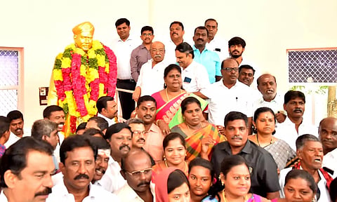 வ.உ.சிதம்பரனார் சிலைக்கு கலெக்டர் கார்த்திகேயன் தலைமையில் மாலை அணிவித்து மரியாதை செலுத்தியபோது எடுத்த படம். அருகில் தி.மு.க. மத்திய மாவட்ட பொறுப்பாளர் டி.பி.எம். மைதீன்கான் மற்றும் பலர் உள்ளனர்.