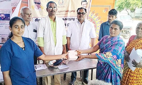  கால்நடை வளர்ப்போருக்கு மருத்துவர்கள் தாது உப்பு கலவையை வழங்கிய காட்சி.