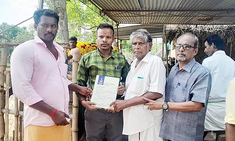 பெண்ணின் கண்கள் தானம் செய்யப்பட்டதற்கான சான்றிதழ் அவரது குடும்பத்தினரிடம் வழங்கப்பட்டது.