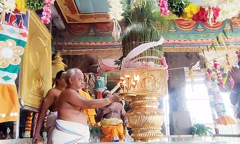 சுவாமிமலை கோவிலில் கார்த்திகை திருவிழா கொடியேற்றத்துடன் தொடங்கியது.