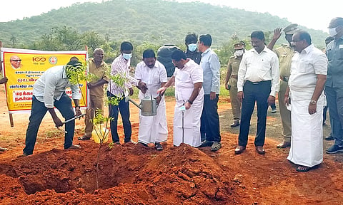 நிகழ்ச்சியில் மரக்கன்றுகளை அமைச்சர் அர.சக்கரபாணி நட்டு வைத்தார்.