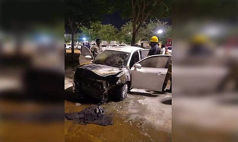 எரிந்து கிடக்கும் காரை படத்தில் காணலாம்