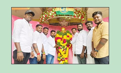 முக்குலத்தூர் புலிப்படையின் சார்பில் வ.உ.சிதம்பரனார் சிலைக்கு மாலை அணிவிக்கப்பட்டபோது எடுத்த படம்.