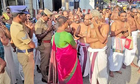 காஞ்சிபுரம் கோவிலில் பிரபந்தம் பாடுவதில் அர்ச்சகர்கள் மீண்டும் மோதல்: போலீசார்-அதிகாரிகள் பேச்சுவார்த்தை