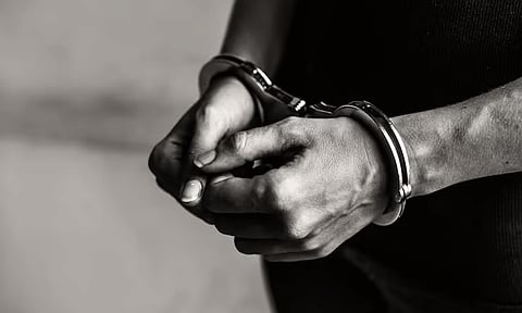 கர்நாடக மது பாக்கெட்டுகள் கடத்திய 2 பேர் கைது