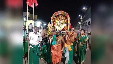 சூரசம்ஹாரத்தின்போது மகுடஞ்சாவடி சுப்ரமணிய சாமியை பக்தர்கள் ஊர்வலமாக அழைத்து வந்த காட்சி. 