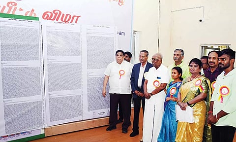திருக்குறள் புத்தகத்தை பட்டிமன்ற நடுவர் சாலமன் பாப்பையா மற்றும் பலர் பார்வையிட்டனர்.