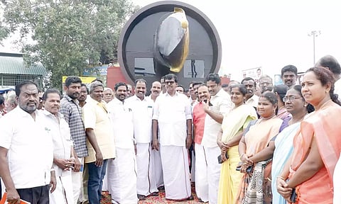 தஞ்சைக்கு வந்த பேனா வடிவிலான முத்தமிழ் தேருக்கு வரவேற்பு அளிக்கப்பட்டது.