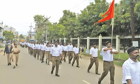 ஆர்.எஸ்.எஸ். ஊர்வலத்தில் அணிவகுத்த தொண்டர்கள்.