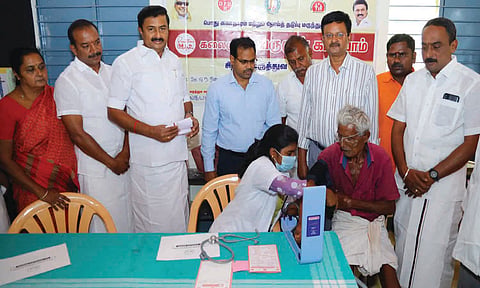வருமுன் காப்போம் திட்ட மருத்துவ முகாமை அமைச்சர் மு.பெ.சாமிநாதன் தொடங்கிவைத்த காட்சி.