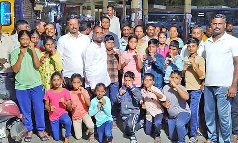 மாநில கூடோ சங்க தலைவர் வளவன் கலந்து கொண்டு வீரர்களை வாழ்த்தி வழியனுப்பி வைத்த காட்சி. 