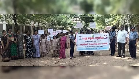 ஜேடர்பாளையம் அரசு மேல்நிலைப்பள்ளி சார்பில் டெங்கு விழிப்புணர்வுப் பேரணி நடைபெற்ற போது எடுத்த படம்.