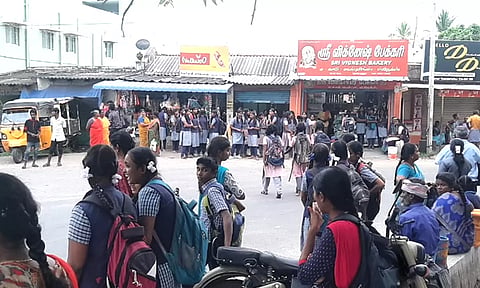 தொண்டாமுத்தூர், போளுவாம்பட்டி, நரசிபுரம் பகுதியில் குறித்த நேரத்தில் பஸ்கள் வராததால் மாணவர்கள் அவதி