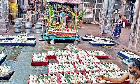 வைத்தீஸ்வரன்கோயிலில் புனிதநீர் நிரப்பப்பட்ட சங்குகள் சிவலிங்க வடிவில் அடுக்கி வைக்கப்பட்டிருந்தது.