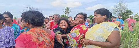 தாயின் உடலை பார்த்து கதறி அழுத மகள் மற்றும் உறவினர்களை படத்தில் காணலாம்.