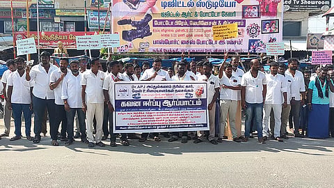 விளாத்திகுளத்தில் சுற்றுலா கார், வேன் உரிமையாளர்கள் ஆர்ப்பாட்டம்