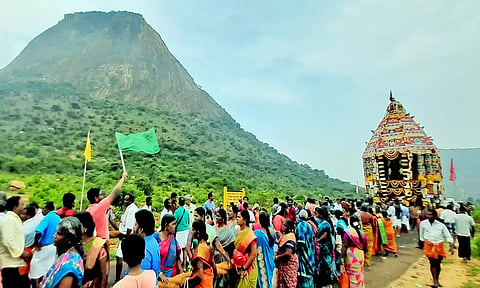 வள்ளியூர் சூட்டுப்பொத்தையில் இன்று காலை கிரிவல தேரோட்டம் நடைபெற்ற போது எடுத்த படம்.