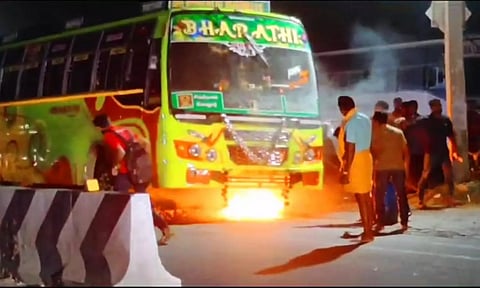 தனியார் பஸ்சில் திடீர் தீ