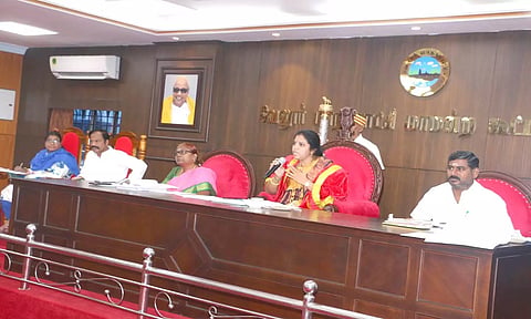 மேயர் சுஜாதா தலைமையில் வேலூர் மாநகராட்சி கூட்டம் நடந்தது. அருகில் கார்த்திகேயன் எம்.எல்,ஏ. துணை மேயர் சுனில் குமார், மாநகராட்சி கமிஷனர் ஜானகி ரவீந்திரன். 