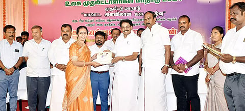 விருதுநகரில் நடைபெற்ற நிகழ்ச்சியில் குறு, சிறு மற்றும் நடுத்தர நிறுவனங்களுக்கு புரிந்துணர்வு ஒப்பந்தகள், கடனுதவி, மானிய கடனுதவிக்கான காசோலைகளை அமைச்சர் சாத்தூர் ராமச்சந்திரன் வழங்கினார். அருகில் மாணிக்கம் தாகூர் எம்.பி., கலெக்டர் ஜெயசீலன், எம்.எல்.ஏ.க்கள் சீனிவாசன், அசோகன் ஆகியோர் உள்ளனர். 