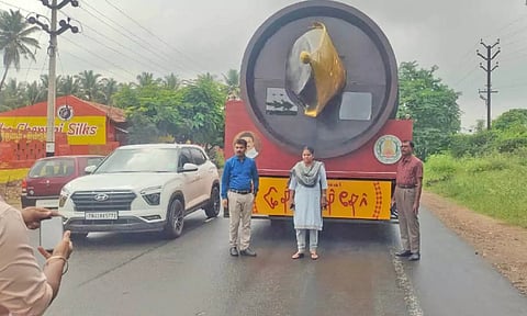 பல்லடம் நகருக்கு வந்த பேனா நினைவு சின்ன ஊர்தியை படத்தில் காணலாம். 