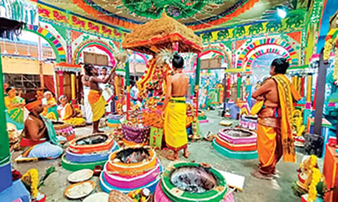 புதுவை சின்னசுப்புராயப்பிள்ளை வீதியில் உள்ள அங்காள பரமேஸ்வரி அம்மன் கோவில் கும்பாபிஷேகம் நாளை நடக்கிறது. இதையொட்டி இன்று 4-ம் கால யாகசாலை பூஜை நடந்தது. இதில் ஏராளமான பக்தர்கள் பங்கேற்றனர்.