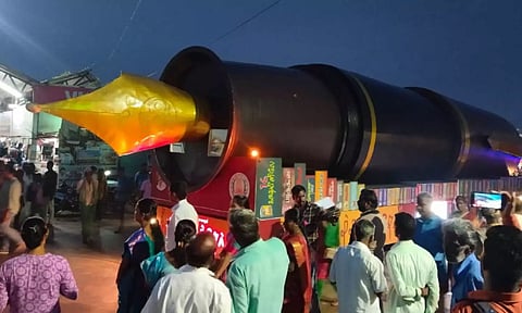 கலைஞர் கருணாநிதி அலங்கார ஊர்திக்கு உற்சாக வரவேற்பு அளிக்கப்பட்ட காட்சி. 