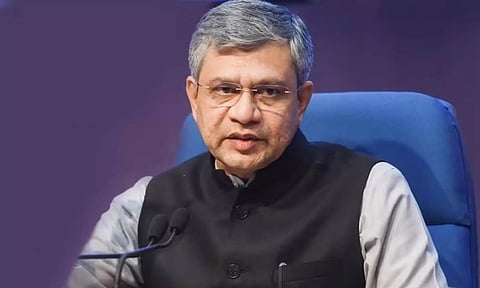 சமூக வலைத்தளங்களில் போலிகளை எதிர்கொள்ள புதிய விதிமுறை: மத்திய அமைச்சர்