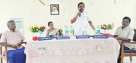 தேவகோட்டை ஒன்றிய மாதாந்திர கூட்டத்தில் தலைவர் பிர்லா கணேசன் பேசினார்.