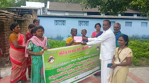 டெங்கு காய்ச்சல் தடுப்பு விழிப்புணர்வு துண்டு பிரசுரங்களை கிராம உதயம் நிர்வாக இயக்குநர் டாக்டர் சுந்தரேசன் வழங்கிய காட்சி.