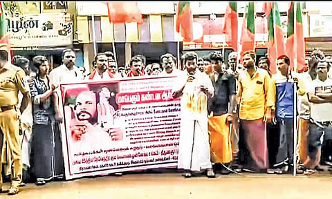 வலங்கைமானில் கிராம மக்கள் ஆர்ப்பாட்டம் நடந்தது.