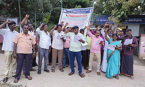 ஊத்துக்கோட்டை, பொன்னேரியில் வருவாய் கிராம ஊழியர் சங்கத்தினர் ஆர்ப்பாட்டம்