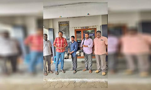 கொசுக்களை ஒழிக்க நகராட்சி சார்பில் கூடுதலாக மருந்து அடிக்கும் எந்திரம் வழங்கப்பட்ட காட்சி. 
