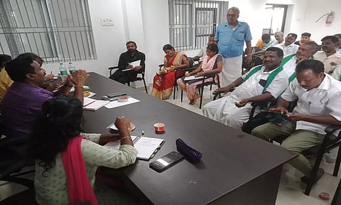 விவசாயிகள் குறை தீர்க்கும் கூட்டம் நடைபெற்ற போது எடுத்த படம்.