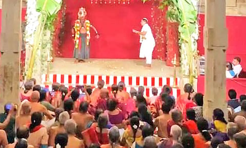 திருக்குறுங்குடி அழகிய நம்பிராயர் கோவிலில் கைசிக ஏகாதசி விழா நடந்த காட்சி.