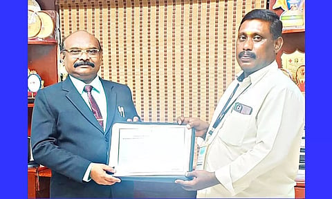 பேராசிரியர் முனியாண்டியை கல்லூரி முதல்வர் அப்துல் காதிர் வாழ்த்தினார்.