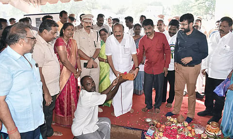 கடலூரில் பள்ளி விடுதி கட்டிடம் கட்டுவதற்கான பணியினை அமைச்சர் எம்.ஆர். கே. பன்னீர்செல்வம் அடிக்கல் நாட்டி தொடங்கி வைத்தார். 