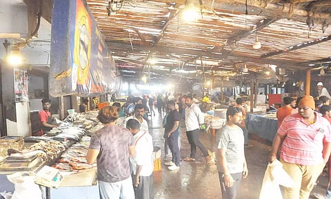 வேலூர் மீன் மார்க்கெட்டில் மீன் வாங்க வந்தவர்களை படத்தில் காணலாம்.