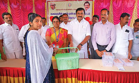 நிகழ்ச்சியில் ஊட்டச்சத்து பெட்டகத்தினை அமைச்சர் மு.பெ.சாமிநாதன் வழங்கிய காட்சி. 