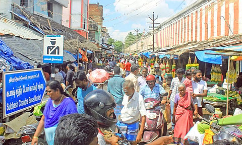 பூஜை பொருட்கள் வாங்குவதற்காக டவுன் மார்க்கெட்டில் பொதுமக்கள் கூட்டம் அலைமோதியதை படத்தில் காணலாம். 