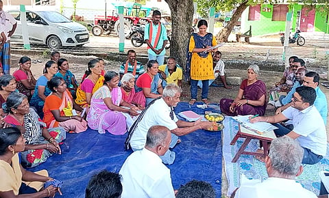 கடலாடி வட்டம் உச்சிநத்தம் மற்றும் வி.சேதுராஜபுரம் ஊராட்சிகளில் கலெக்டர் விஷ்ணுசந்திரன் பொதுமக்களை நேரில் சந்தித்து கோரிக்கைகள் குறித்து கேட்டறிந்தார். 