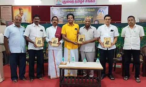  நாடக வியலாளர் பேராசிரியர் பார்த்திபராஜா சாமீ என்ற நூலை வெளியிட்ட காட்சி.