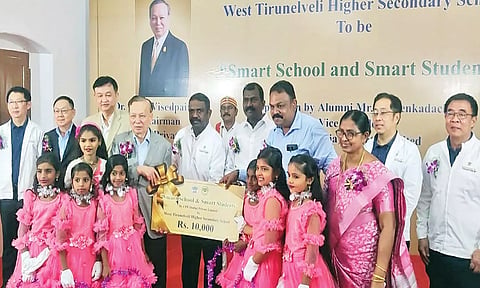 ஆலங்குளம் அருகே பள்ளிக்கு நலத்திட்ட உதவிகள்