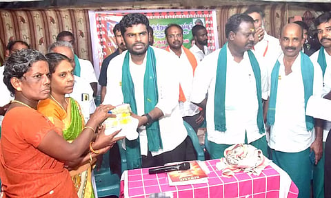 மகளிர் சுயஉதவி குழுக்களுக்கு வங்கி கடன் உதவியை பா.ஜனதா மாநில தலைவர் அண்ணாமலை வழங்கினார்.